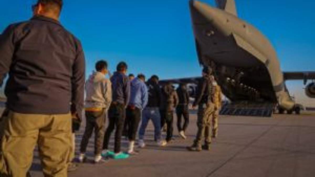 Vuelo de deportación en avión militar deportaciones