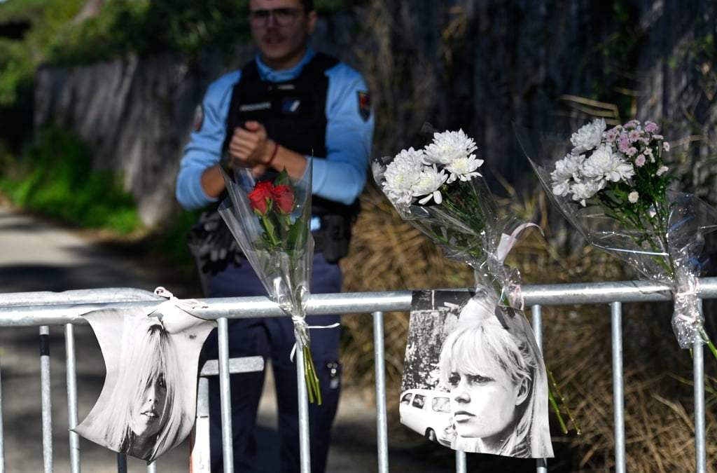 Carteles de Brigitte Bardot cuelgan de una barrera de seguridad cerca de su casa en Saint-Tropez, sur de Francia, el domingo 28 de diciembre de 2025, tras el fallecimiento de la actriz convertida en activista militante por los derechos de los animales y defensora de la extrema derecha