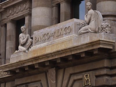Banxico congela la tasa en medio del debate por su credibilidad