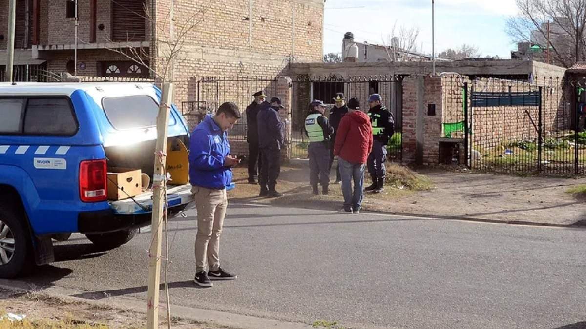 Personal de Criminalística en la vivienda de calle La Plata, donde fue asesinado Ulises Romero. Fuente: (Claudio Espinoza)