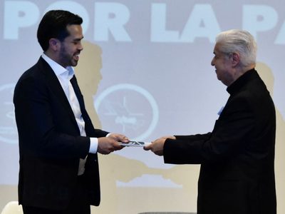 Álvarez Máynez firma el acuerdo por la paz propuesto por la Iglesia católica