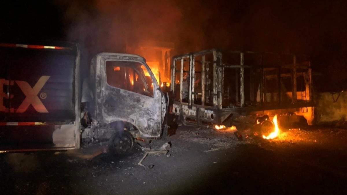 Vehículos incendiados que habrían sido usados para bloquear los accesos a Sultepec