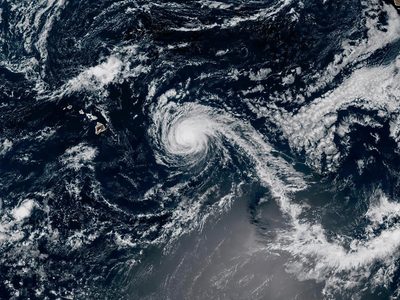 El huracán Kiko se debilita a tormenta tropical pero aún podría generar oleaje peligroso en Hawai