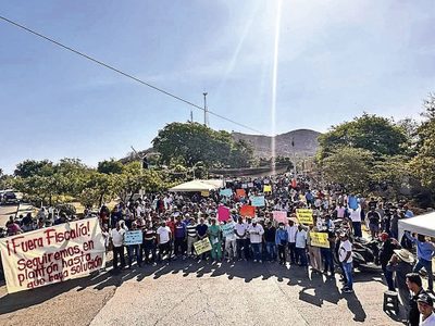 Alcaldes de Guerrero encabezan bloqueos... que benefician al narco