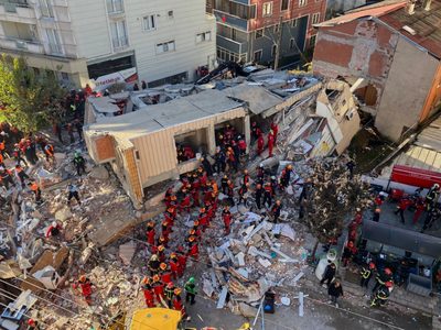 Se derrumba edificio de 7 pisos; hay dos personas muertas