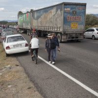 Transportistas bloquean carreteras y oficinas de gobierno en Oaxaca