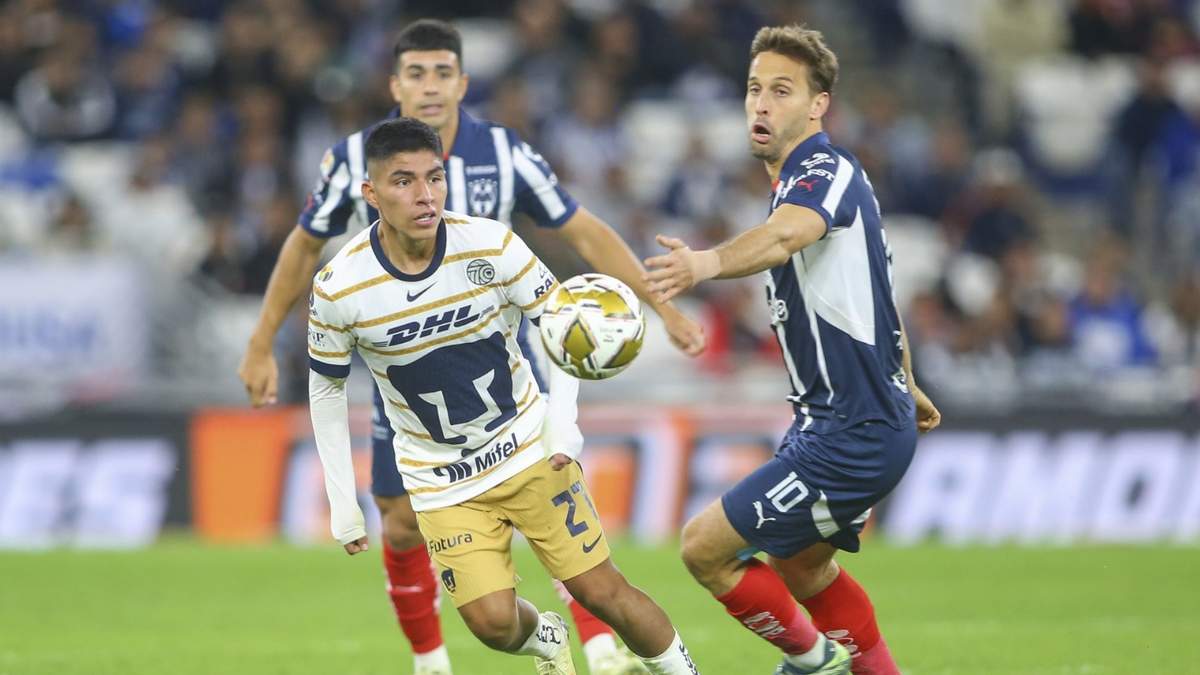 Sergio Canales de los Rayados del Monterrey, se disputa el balón con Piero Quispe de Pumas
