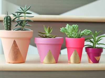 Si tenés macetas viejas o rotas, no las tires: creá estas hermosas campanas navideñas para decorar la puerta de tu casa