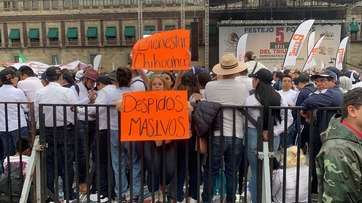 Servidores en el AMLOFest. Protesta