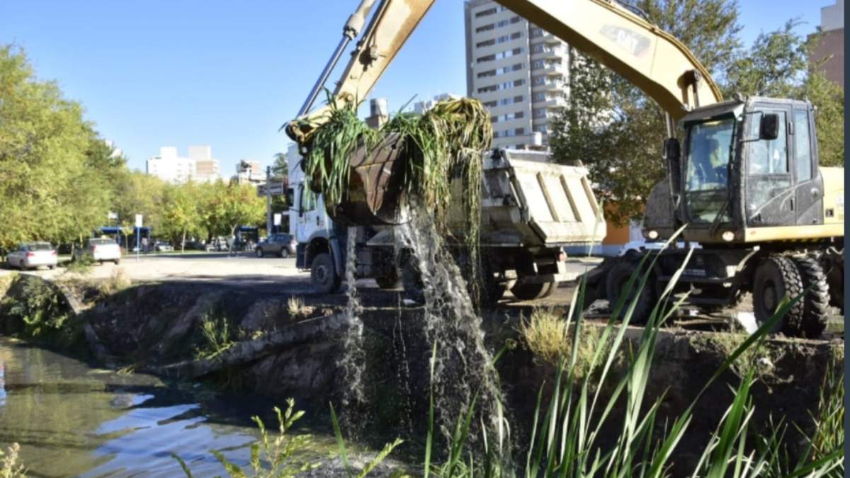 Programa de limpieza de canales en Neuquén Capital. Fuente: (Twitter)