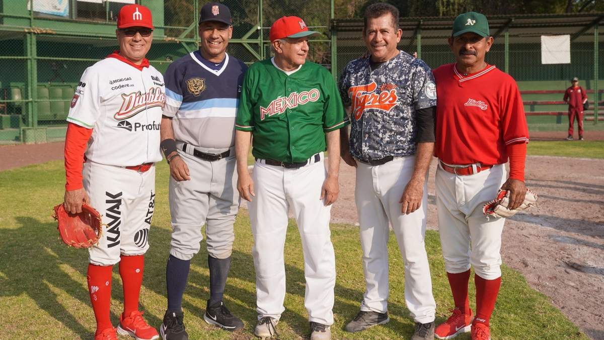 El presidente López Obrador con beisbolistas