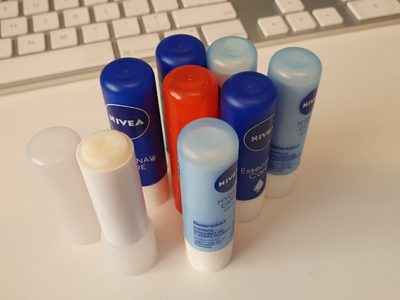 No tires el envase de bálsamo para labios ya gastado: así podés reutilizarlo este verano para cuidar tu piel