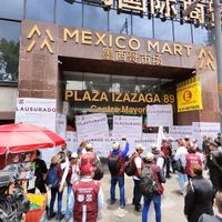 SSC y Semar realizan operativo en Plaza Izazaga 89 por contrabando