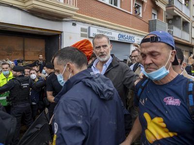 Supervivientes de inundaciones en España lanzan barro a la familia real y a autoridades del Gobierno