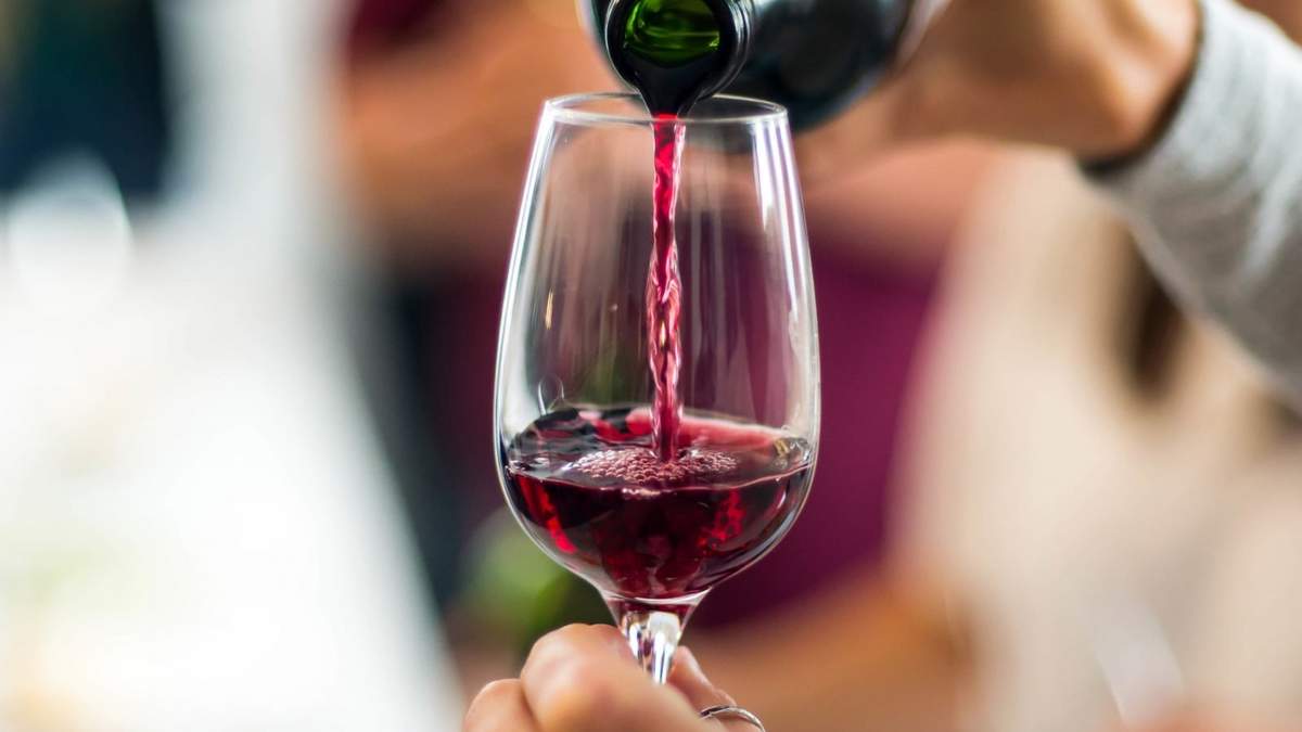 Además de en el vino tinto, el antioxidante se encuentra en maní, pistachos y bayas oscuras. Fuente: (Twitter)