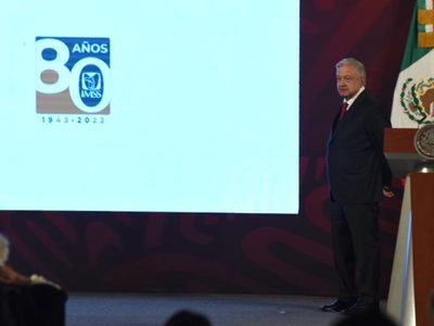 AMLO elogia a Zoé Robledo y agradece a personal del IMSS por su apoyo durante la pandemia