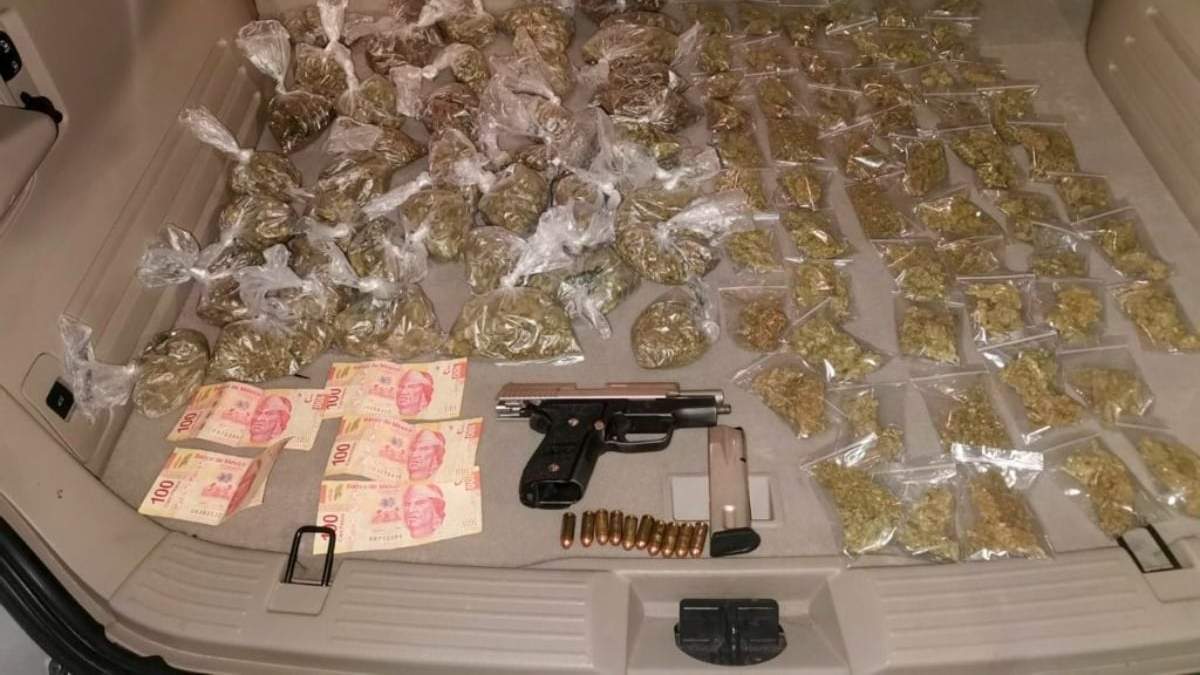 La droga y el arma que portaban los hijos de "El Ojos"