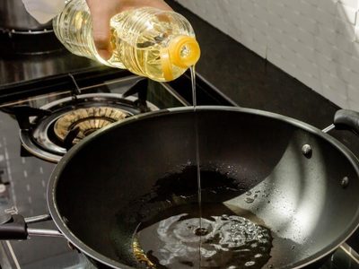 El secreto de la abuela para retirar residuos del aceite de cocina y poder reutilizarlo para freír