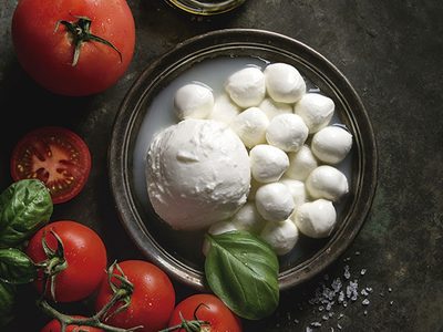 Atención amantes del queso: así podés preparar mozzarella de búfala en casa y muy fácil