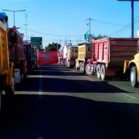 Transportistas bloquean entradas a Oaxaca capital; exigen al gobierno el pago de aduedos