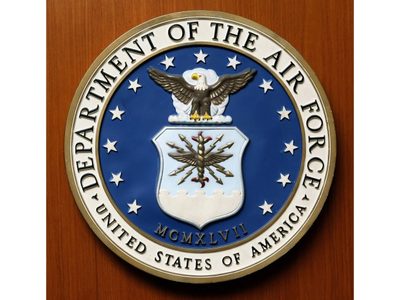 Fuerza Aérea de EU negará pago de jubilación a militares transgénero que sean separados del servicio