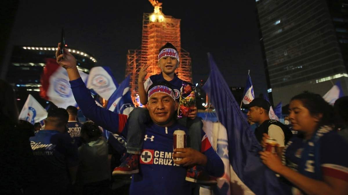 Aficionados del Cruz Azul celebran en el Ángel de la Independencia