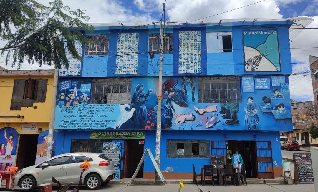 Fachada del Museo de la Memoria, que exhibe murales sobre las violencias perpetradas en el conflicto armado (1980–2000).