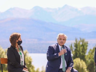Qué le escribió Alberto Fernández a Arabela Carreras por los ataques en Río Negro
