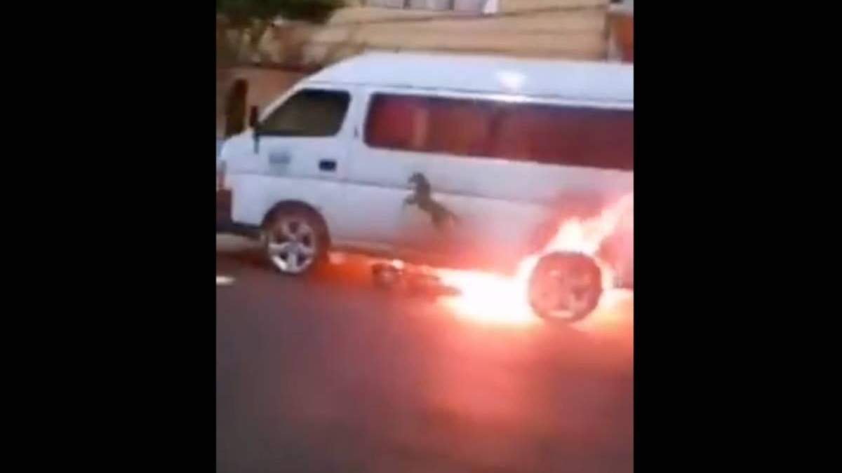 La combi incendiada
