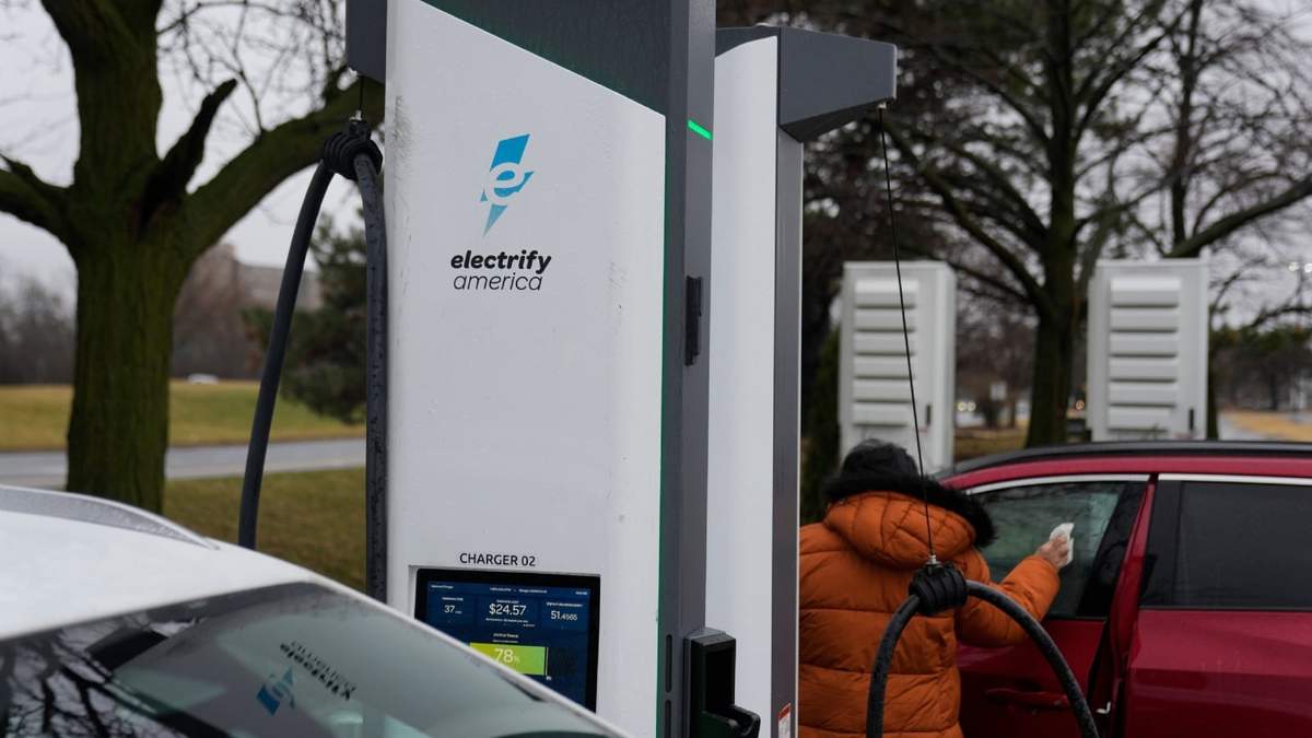 Vehículos eléctricos en una estación de carga el miércoles 11 de marzo de 2026, en Lincolnwood, Illinois