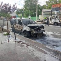 Se incendiaron 3 vehículos frente a una concesionaria; habría sido intencional