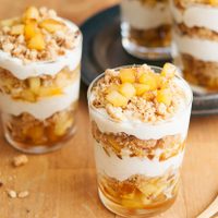 Con 1 o 2 manzanas y también yogur: prepará este postre delicioso y bajo en calorías para el antojo