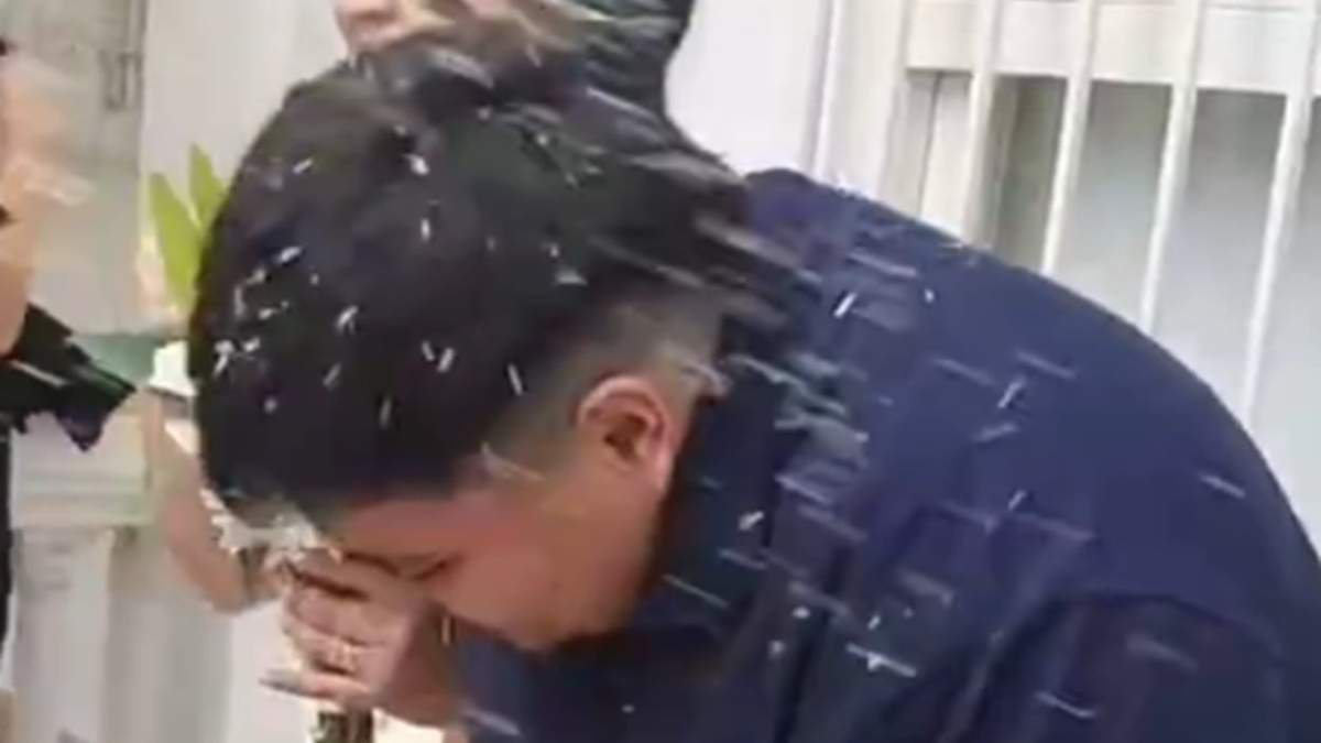 Le tiraron arroz a la salida del registro civil y terminó en urgencias