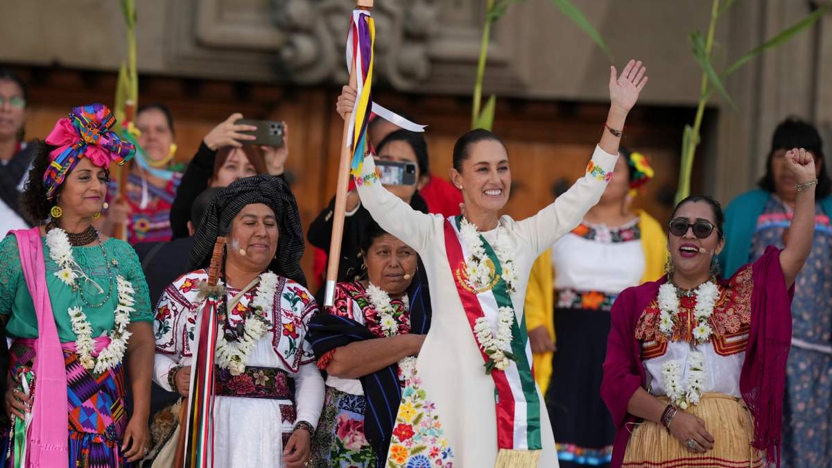 La presidenta Claudia Sheinbaum saluda a sus simpatizantes en el Zócalo, la plaza principal de la Ciudad de México, el día de su toma de posesión, el 1 de octubre de 2024