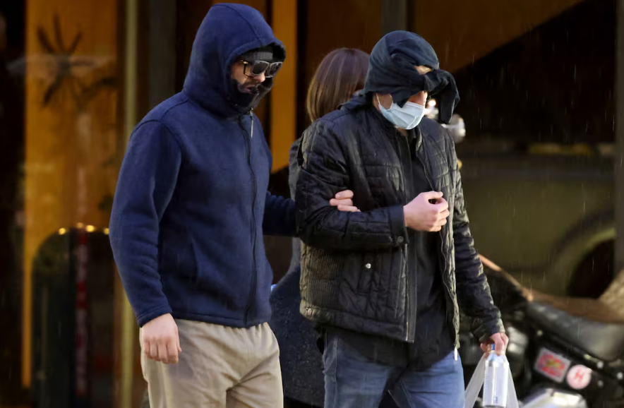 El exinformante del FBI Alexander Smirnov, izquierda, sale de la oficina de su abogado en el centro de Las Vegas tras ser liberado de un arresto federal