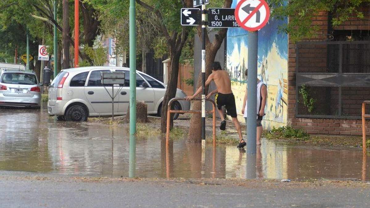 Las calles de Cipolletti se inundaron este jueves. Fuente: (Twitter)