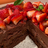 Torta helada exprés de frutilla, arándanos y chocolate: una bomba de sabor para tu próxima merienda dulce