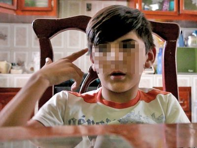 Policías encañonan a un niño de 11 años mientras su padre es torturado
