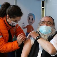 Israel aprueba la vacunación de refuerzo para varios sectores esenciales