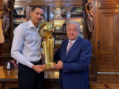 AMLO presume visita del basquetbolista Juan Toscano Anderson, de Golden State Warriors