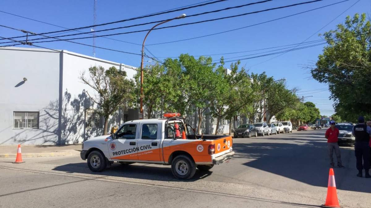Personal de Protección Civil cumple tareas en Cipolletti. Fuente: (Twitter)