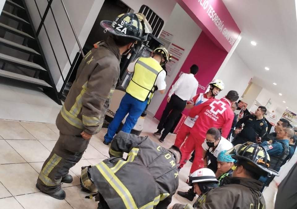 Bomberos acudieron al lugar del accidente