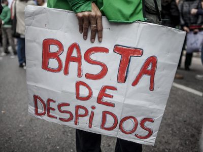 Estatales protestan por la nueva ola de despidos y el Gobierno activó el protocolo "antipiquetes"