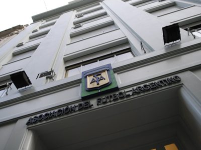 Argentina investiga lavado de dinero, allana sede de la asociación de futbol