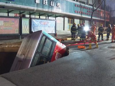 Un colectivo se hundió en un enorme socavón en China y deja muertos, heridos y desaparecidos