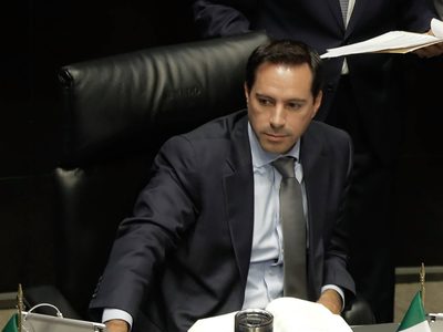 El panista Mauricio Vila pide licencia al Senado