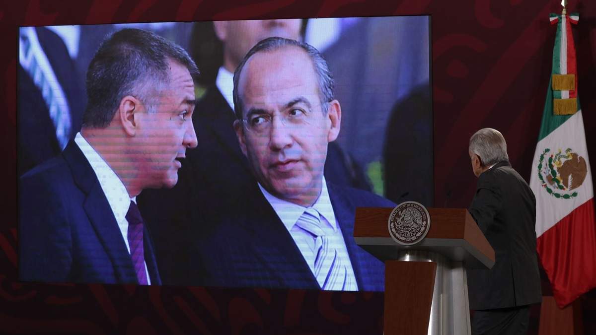 El presidente mostró una foto del exsecretario de Seguridad y el exmandatario