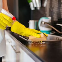 Nuevo aumento para empleadas domésticas: a cuánto sube la hora y el mes