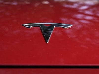 Tesla llama a talleres a 200 mil autos por nuevo fallo en el software