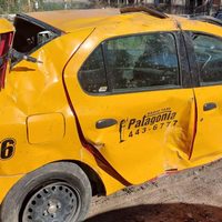 Un taxi que había sido robado en Neuquén chocó y volcó en Cipolletti